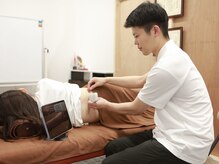 刈谷はりきゅうマッサージ院/エコーをしながら鍼施術