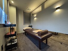 鍼灸整骨ミヤビ 札幌八軒(鍼灸整骨MIYABI)の雰囲気（大人の雰囲気で落ち着いた施術室です。）