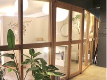 アズ(as)の雰囲気（素敵な観葉植物が出迎えてくれるガラス張りの外観）