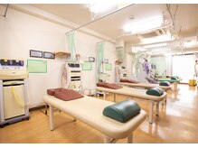 三和整骨院 国領院/施術室内　ベッド