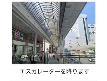 ビューステージ アイブロウサロン 秋田/エスカレーターを降ります