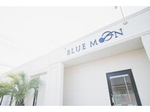 ブルームーン(BLUE MOON)の雰囲気（爽やかな外観と広々とした駐車場完備♪#リンパケア　#ヘッドスパ）