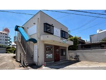 ココシア(Cocosia)の雰囲気(■青い屋根の外階段を上がった2階のサロンです)