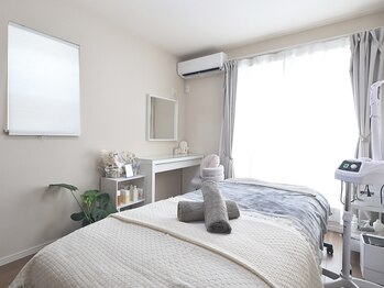 エルア 尼崎(Elua)/白とグレーが基調のサロン