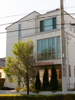 メナードフェイシャルサロン ラ コリネット/【白い3階建ての一階がサロン】