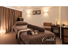 チャンティック(Cantik)の雰囲気（落ち着いたバリ風の店内。癒しの空間に包まれながらお寛ぎ下さい）
