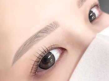 トッカ アイラッシュ 小田原(tocca eyelash)の写真/垢抜けたい方におすすめ!骨格に合わせたデザインをご提案◎お顔の印象が決まる眉のお悩みはプロにお任せ!