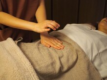 ネネ(Nene)/【施術風景】腸もみ×内臓整体