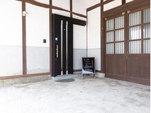 Rr.FACIAL郡山店　毛穴×たるみ×小顔専門店の雰囲気（隠れやサロンのような建物と玄関です）