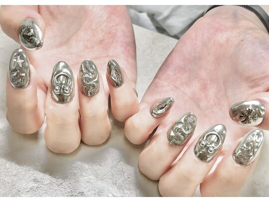 2025年春トレンド】シルバーパーツのネイルデザイン集｜人気順  