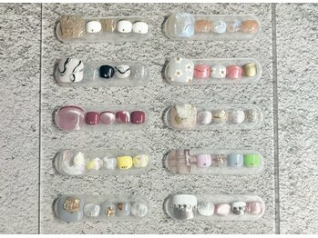 レア(rea)の写真/サンダルを履いたときに上品に煌めくマグネットネイルが大人気♪フットケアやハンドケアと一緒のご予約も◎
