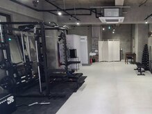 グッドライフジム 馬橋店(GOODLIFE GYM)の雰囲気（打ちっぱなしのオシャレで綺麗な店内です♪）