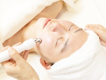 サロン ベル 八幡市(salon belle)の写真/【たるみ改善◎】表情感の衰えに!リフトアップ効果でフェイスラインが引き締まり、スッキリ小顔に。