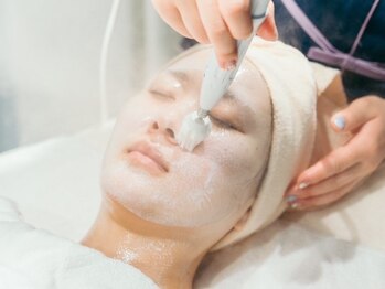 ドルフィン サロン(DOLPHIN salon)の写真/【毛穴ケアはプロにお任せ】肌のお悩みを根本改善!透明感あふれる陶器肌へ*栄養が肌深層部にしっかり浸透◎