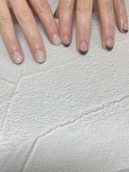 フレンチネイルにストーンアート