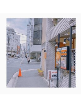 シャルトルズ 広島八丁堀店/1本目の角がフロアーNビルです。