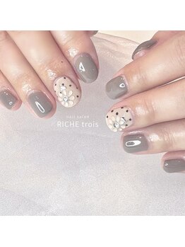 リッシュ トロワ(RICHE trois)/ぷっくりお花のドットネイル