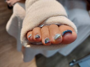 剥がれかけたネイル