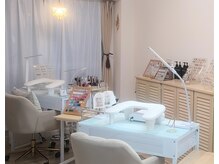 店内は白とベージュを貴重とした落ち着いた空間です。