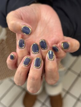 歪ゴールド囲みネイル