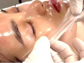 ボディメイキング キキ(Bodymaking KIKI)の写真/【圧倒的な潤い×ツヤ肌◎】話題の韓国水光ピールで毛穴ひらき・ザラツキ・くすみをリセット。大人艶肌へ！