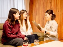 灯の雰囲気（ご友人やご夫婦でお越しいただくことも可能です。施術は一人ずつ）