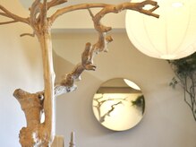 アズ(as)の雰囲気（やさしい照明と木の温もりに包まれた落ち着く空間）