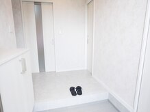サロンココ(salon coco)の雰囲気（白・ベージュを基調とした明るい空間になっております。）