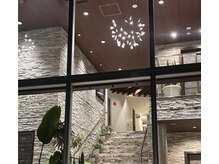 サロン ド エスポワール(salon de espoir)の雰囲気（夕暮れ時の通りからみたカハラビル。1階部分は駐車場です。）