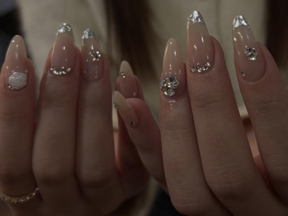 2026年冬トレンド】シルバー スタッズのネイルデザイン集｜人気順｜3