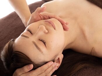 酵素浴SPA helios+|温活&オイルトリートメント&ハイパーナイフ小顔|の写真/上顔コルギ×ハイパーナイフのWアプローチで顔のもたつき・むくみ・たるみ改善。頬や目元即効UP!