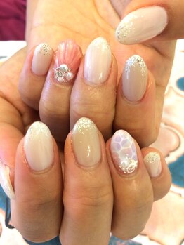 トータルサロン 白べぇーっ プラス/夏のアシンメトリーネイル