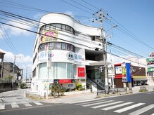 ジェニファーニューヨーク 宜野湾店の雰囲気（無料駐車場を完備！このビルを目印にお越し下さい♪）