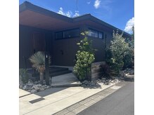 南国風のドライガーデンが目印です。