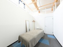 アールブイ 館林店(RV)の雰囲気（施術室の天井は吹き抜けで、開放感のある店内になっております）