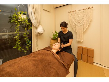 スカサロン(Sukha salon)/ヘッドマッサージ施術の様子