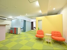カラダの休日の雰囲気(受付前には待合い椅子をご用意しております。)