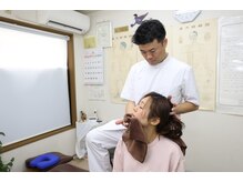 ひいらぎ整体院/首の横の筋肉を緩めてます。