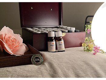 キュアロマ(cure+aroma)の写真/60種類のアロマオイルの中から、カウンセリングしながら一期一会のブレンドアロマを組み合わせ＊