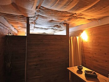 巡菴(meguri)/店内｜ぜひ見上げてください