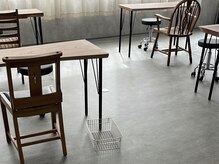 1人1人のスペースが確保された無機質な雰囲気の空間です♪