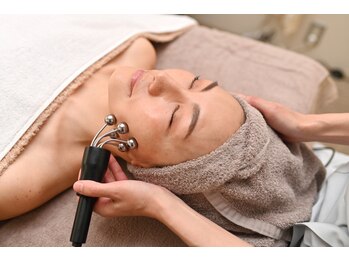 ビクラ スキンケアサロン(BIKURA)の写真/【顔の筋トレ×美肌】土台から引き締まった小顔へ！年々気になり出すお顔のたるみを改善しお顔の筋トレケア