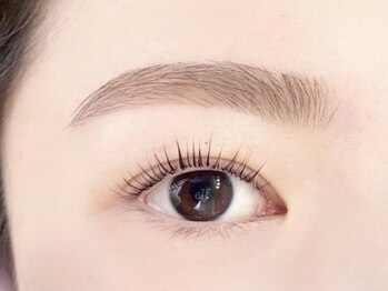 ジュエリーアイズ(JewelryEyes)の写真/ただ上げるだけじゃない"上下まつげパーマ¥7700"上げすぎず自然なカール感で旬顔に。自然に盛りたい方に◎