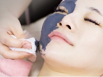 クイーン(QUEEN)の写真/【くすみ知らずの透明白肌へ☆】お肌のターンオーバーを正常化させ、シミ・ニキビなどの肌トラブルにも◎