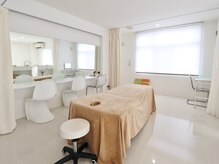 大きな鏡面があるので施術後のお化粧なおしもバッチリです！