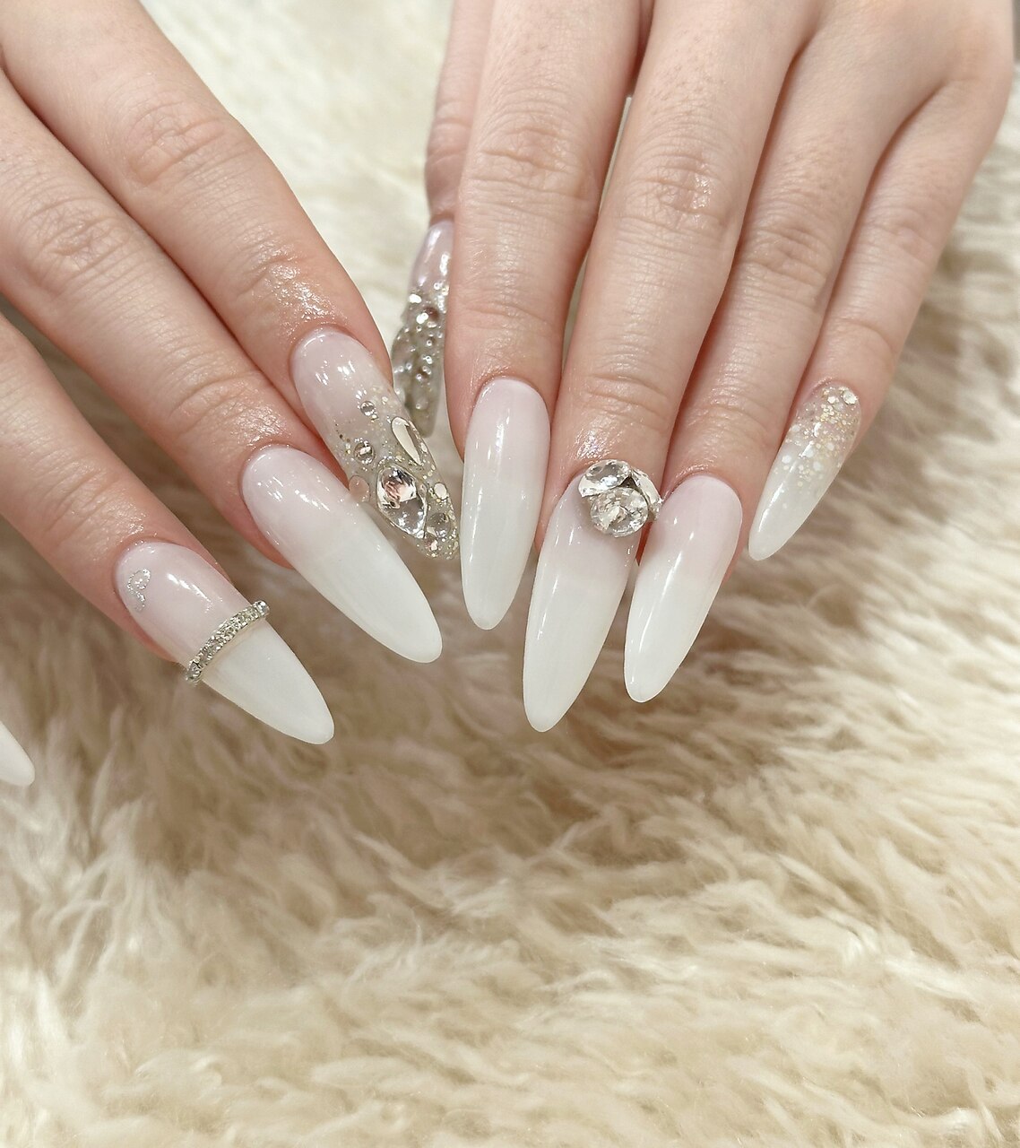 ロングネイル ホワイト ブラック 花 2025年秋トレンド】ホワイト スーパーロングのネイルデザイン集