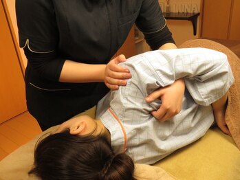 トータルケアサロン ルナ(LUNA)/肩甲骨を動かします!