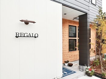 レガロ(REGALO)/右手がサロンの入口となります