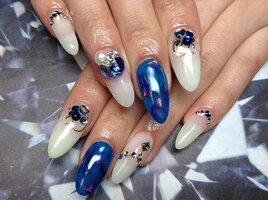ホワイト＆ブルーネイル