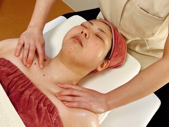 すこやかさん 中野/デコルテのリンパを流します